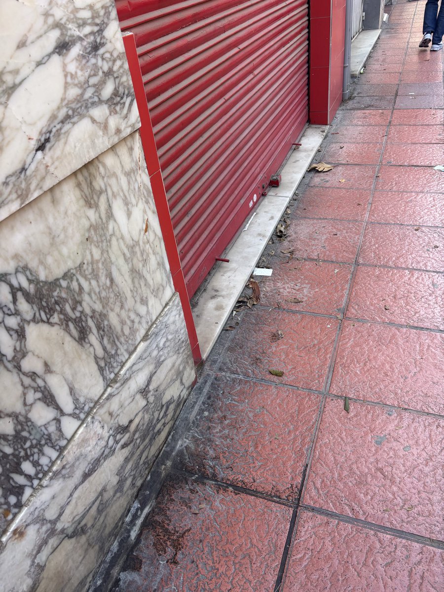 Francachito's tweet photo. Lo de calle de los picos es LAMENTABLE @aytoalm como día tras día, semana tras semana, mes tras mes... SIGUE estando sucia no, SUCÍSIMA. Una calle céntrica y SIEMPRE está sucia, no la he visto jamás limpia del todo: papeles, latas, botellas, meados... suciedad incrustada... https://t.co/AUMBqWoEaN