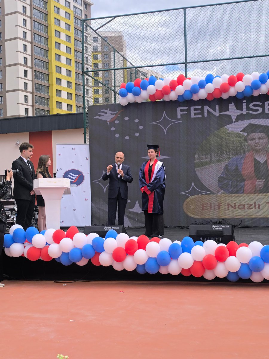 erdgnbayraktr's tweet photo. Adres Ankara Evleri içindeki Akademi okulunun Fen Lisesi ve Anadolu Lisesi diploma törenine iştirak ettik. Öğrencilerimizin bahtı ve yolu açık olsun. https://t.co/sXLeHTeMOe