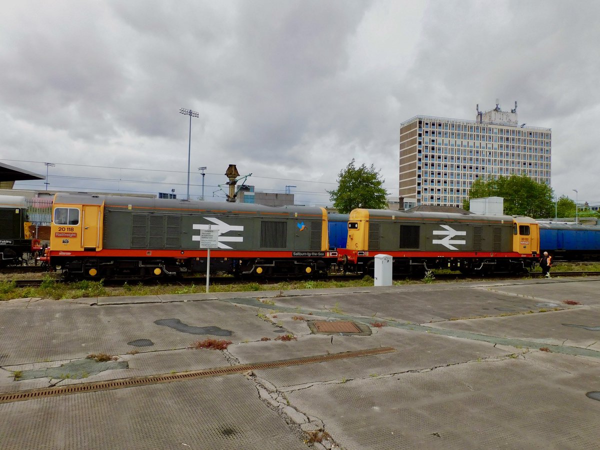 kingy69beard's tweet photo. #TwentiesonTuesday , captured whilst changing trains earlier. #Class20 20118 Saltburn by the Sea &amp; 20132 at Crewe after arriving with 
0Z20 Barrow Hill L.I.P. to Crewe H.S https://t.co/J0dpreoHBN