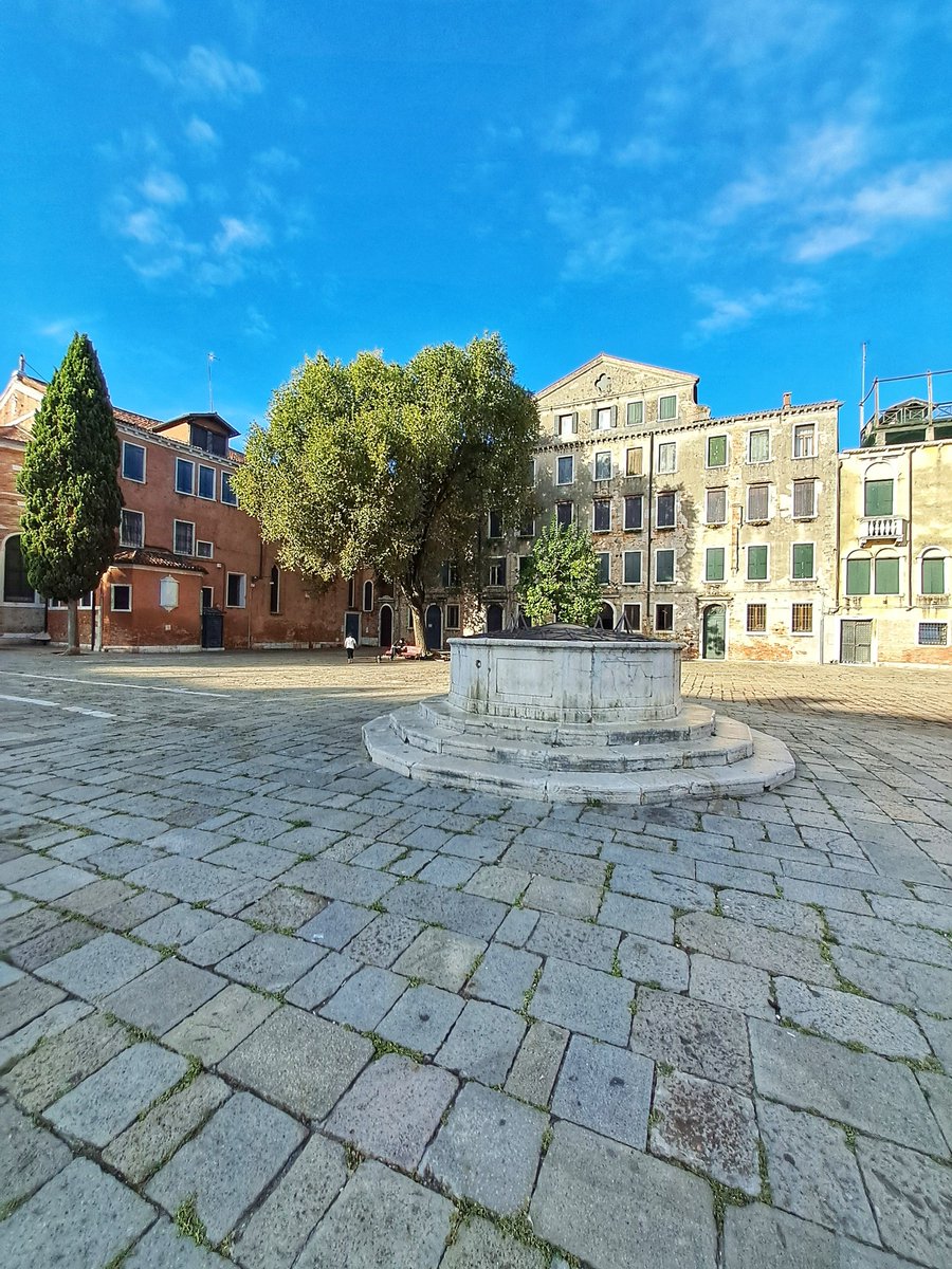 EnjoyRespectVe's tweet photo. ✨#SanPolo, il più piccolo sestiere di Venezia, racchiude arte, storia e scorci indimenticabili: Campo San Polo, Casa Goldoni, Rialto, Riva del Vin, Frari e San Rocco raccontano una Venezia intensa e sorprendente. Piccolo nelle dimensioni, immenso per bellezza. #Venezia https://t.co/gSBW9FTdCg