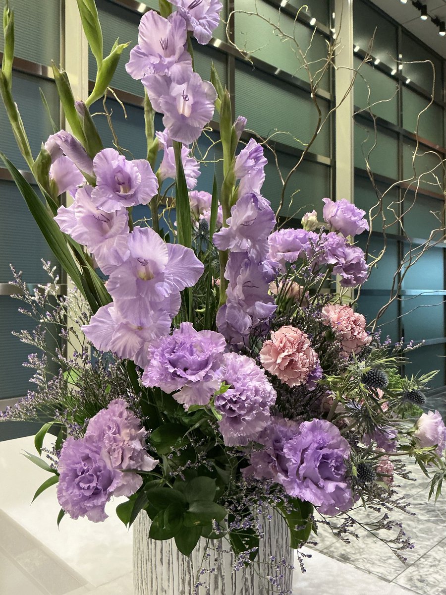 kobutabecon's tweet photo. 火曜日だけど
今週の会社のお華
むらさき
超むらさきです
それと今日はなんか
工作的なのがありましたよ https://t.co/wJbtztk0lE