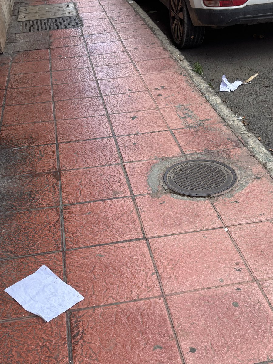 Francachito's tweet photo. Seguimos.. @aytoalm 
Por supuesto que hay que echar mucha culpa a la ciudadanía por la falta de educación y civismo. Pero esto no puede ser, de verdad, es una calle que SIEMPRE está sucia y no hablo del olor a meado que hay continuamente... https://t.co/sR2eeH8HwF