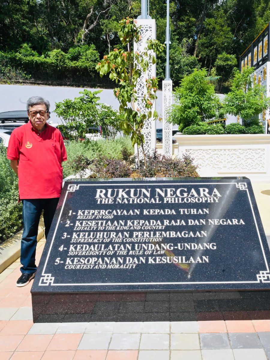 KL_Reporter's tweet photo. Selangor Sultan Sharafuddin singled out Seri Kembangan assemblywoman Wong Siew Ki and former Selangor exco Ronnie Liu, advising them to weekly visit the Rukun Negara monument at Dataran Selangor, to understand its meaning as such engagement would deepen respect for the monarchy. https://t.co/A5X3JEj6km