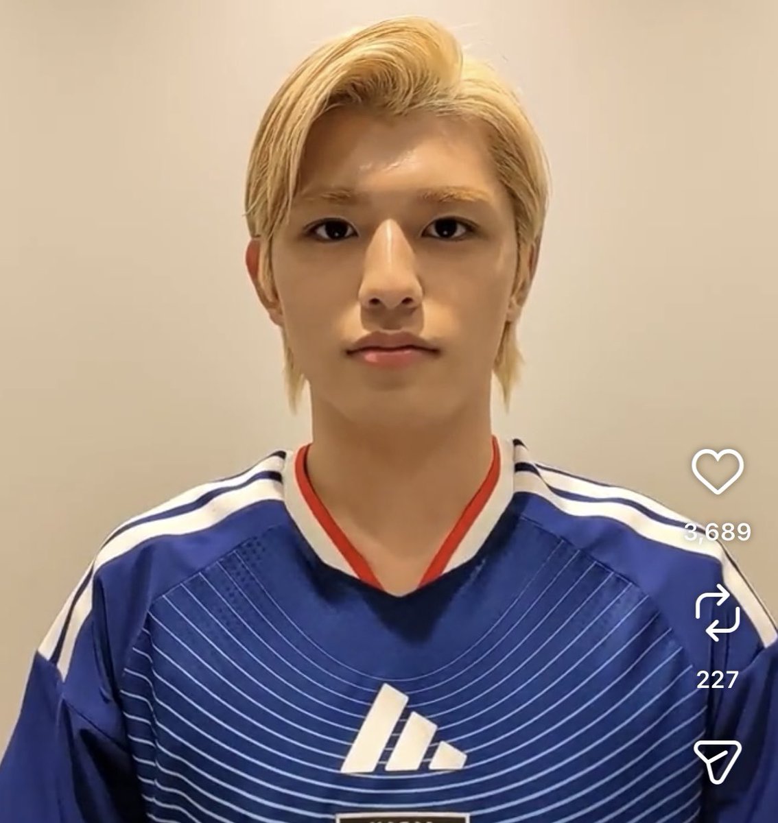 fu_life_'s tweet photo. 久しぶりに推しがインライすると聞いて楽しみに開いたら、

カズレーザー並みにパツキンのサッカー選手がいて笑ったw

まゆげどーした！🤣

おまけにスクショタイムが証明写真なのよw

プリクラ撮り慣れてない人もいたしww✌️

#篠塚大輝 #しのグラム #timelesz https://t.co/qHnKCKUvif