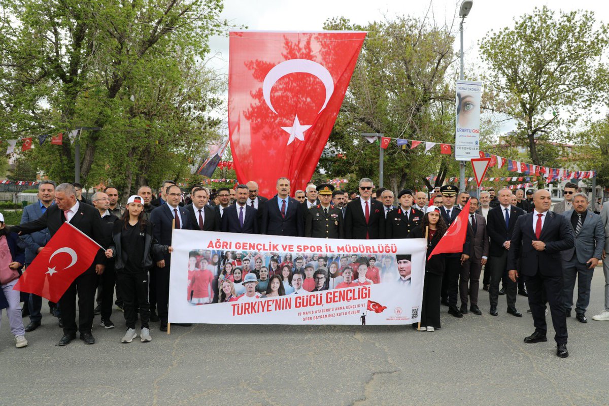 Dtilhamiyildiz's tweet photo. 19 Mayıs Atatürk’ü Anma, Gençlik ve Spor Bayramı dolayısıyla Valimiz Sayın Önder Bozkurt ve kıymetli protokol üyelerimizle birlikte düzenlenen Gençlik Yürüyüşü’ne katıldık.

Ardından Cumhuriyet Caddesi’nde kurulan spor branşlarını ziyaret ederek gençlerimizin enerjisine, azmine ve yeteneklerine hep birlikte tanıklık ettik.

Geleceğimizin teminatı olan gençlerimizin bayramını kutluyor; birlik, beraberlik ve kardeşlik içerisinde nice 19 Mayıslar diliyorum. 🇹🇷