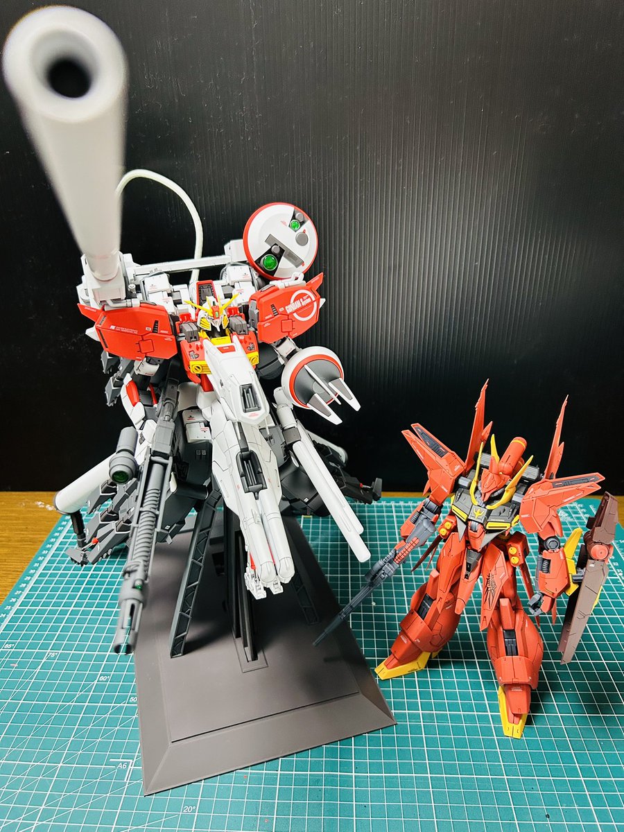 MGディープストライカーとREバウ、組み上がり〜😊👍 うーん、デカい