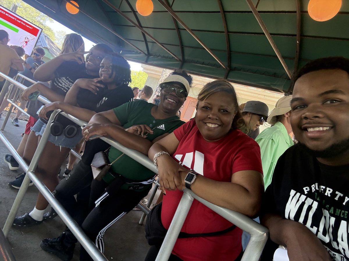 HarrisElevates's tweet photo. 8th Grade Six Flags Trip: Science &amp; Math meets Six Flags😂😂 #OPERATEINEXCELLENCE https://t.co/UtvA2d8dKx