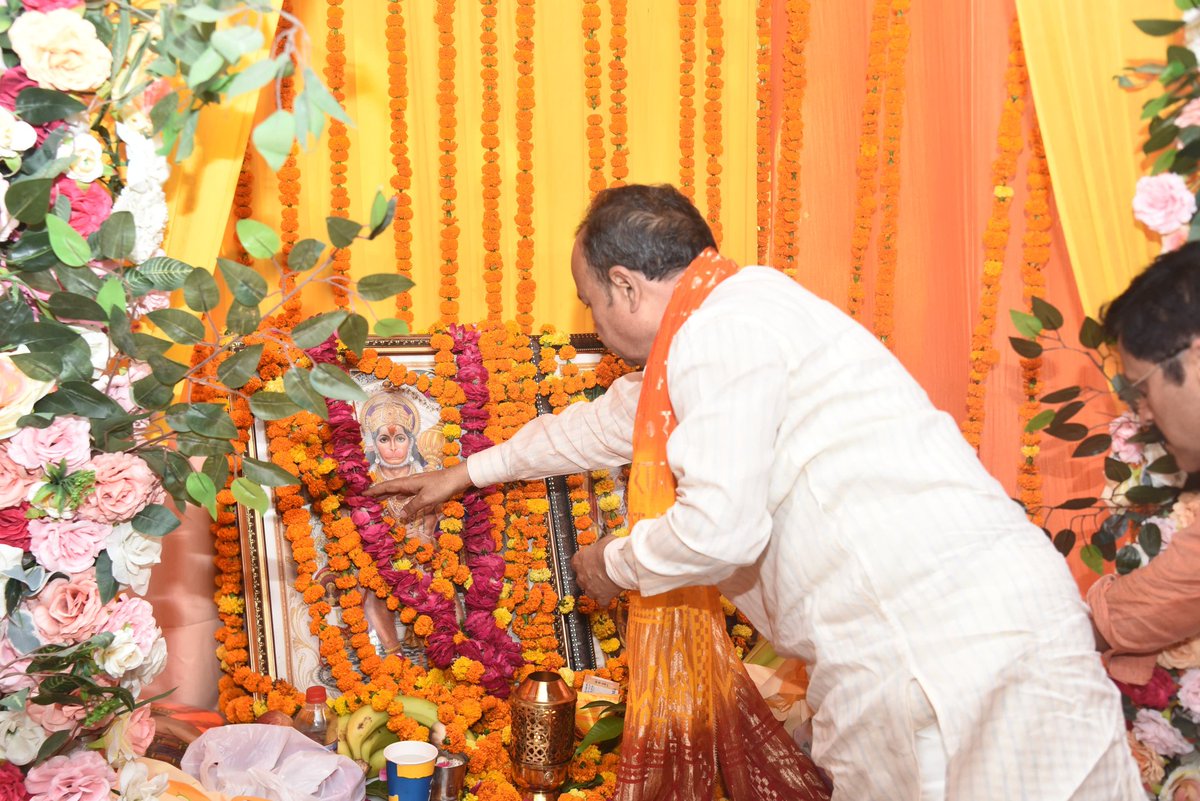 JPSRathoreBJP's tweet photo. आज ज्येष्ठ मास के तीसरे बड़े मंगल के शुभ अवसर पर उत्तर प्रदेश राज्य भंडारण निगम एवं IFFCO कार्यालय लखनऊ में आयोजित बड़े मंगल के भंडारे में प्रतिभाग कर भक्तों को प्रसाद वितरित किया।
#HanumanJi #JaiShreeRam #BadaMangal #Lucknow #sanatan #bjp https://t.co/owerVCW6jM