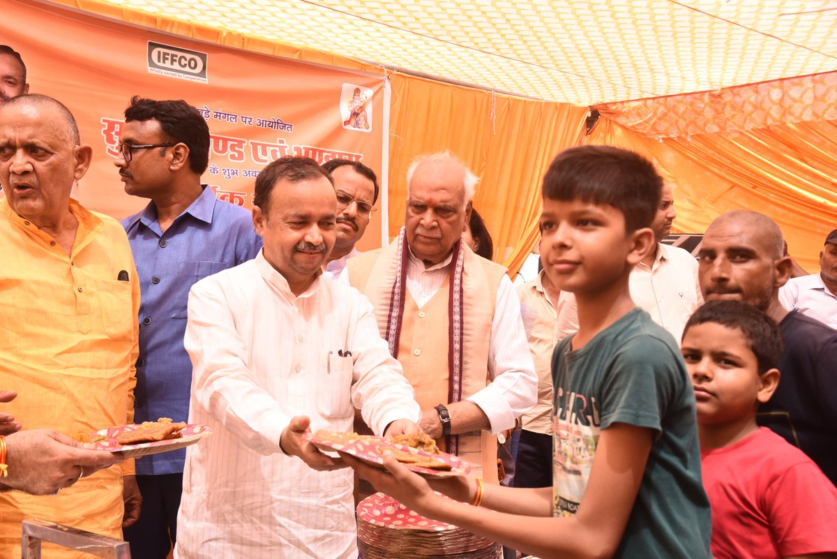 JPSRathoreBJP's tweet photo. आज ज्येष्ठ मास के तीसरे बड़े मंगल के शुभ अवसर पर उत्तर प्रदेश राज्य भंडारण निगम एवं IFFCO कार्यालय लखनऊ में आयोजित बड़े मंगल के भंडारे में प्रतिभाग कर भक्तों को प्रसाद वितरित किया।
#HanumanJi #JaiShreeRam #BadaMangal #Lucknow #sanatan #bjp https://t.co/owerVCW6jM
