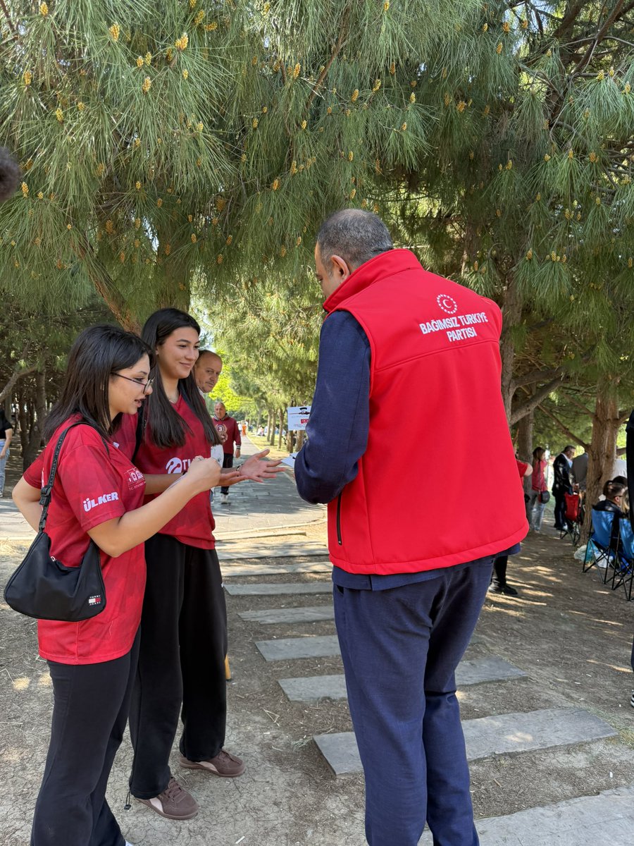 Smmm_FatihA's tweet photo. Bugün Beylikdüzü’nde gençlerimizle bir araya gelerek, ay yıldızlı bilekliklerimizi hediye ettik; birlik, kardeşlik ve vatan sevgisinin sembolünü hep birlikte taşıdık.

Gazi Mustafa Kemal Atatürk’ün emanet ettiği bu ülkenin geleceği; inançlı, vicdanlı ve milli değerlerine sahip çıkan gençlerin omuzlarında yükselecektir. 🇹🇷

“Ne Mutlu Türküm Diyene!”

#19Mayıs #GençlikVeSporBayramı #MustafaKemalAtatürk #Beylikdüzü
@BTP_Parti @huseyinbas_BTP @BTPbeylikdzu
