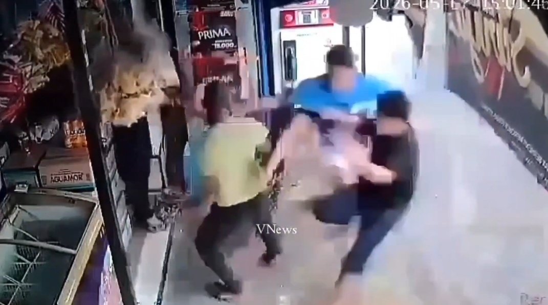 ThickShelledEgg's tweet photo. @MarioNawfal I wish more men in America were as badass as these guys. Most videos in cities, people just walk right past... https://t.co/5OgYYvMNuz