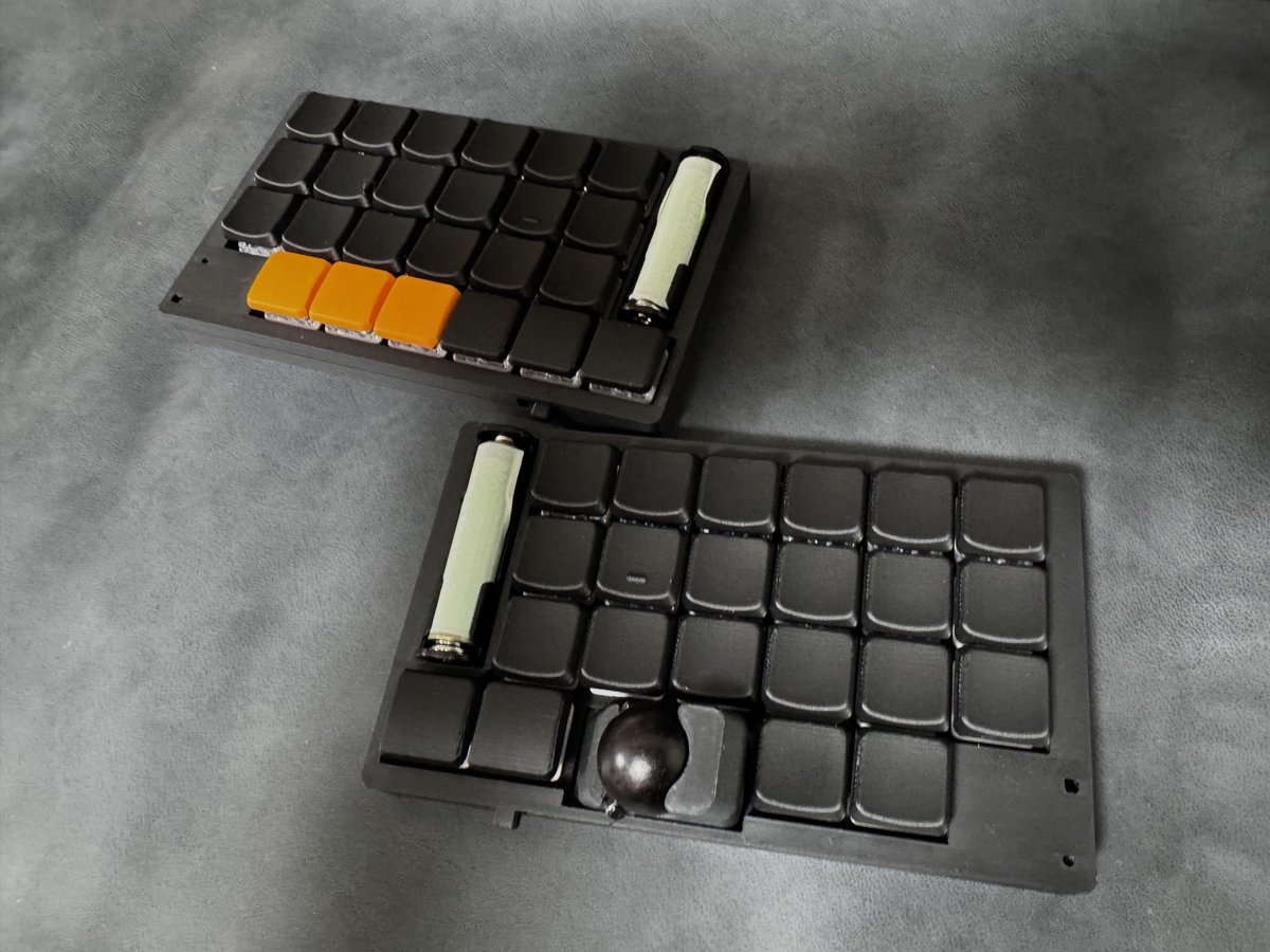 shimcim's tweet photo. トラックボール付いてる無線分割キーボードが欲しくて色々探していたら、電池駆動のがあるじゃないか！と購入できるタイミングを待っていたCLine46。キーマップがまだまだ定まらない感があるけどとても良い。
使い込んで自分好みに仕上げていくぞ。
#CLine46 https://t.co/pVfO3b4A3M