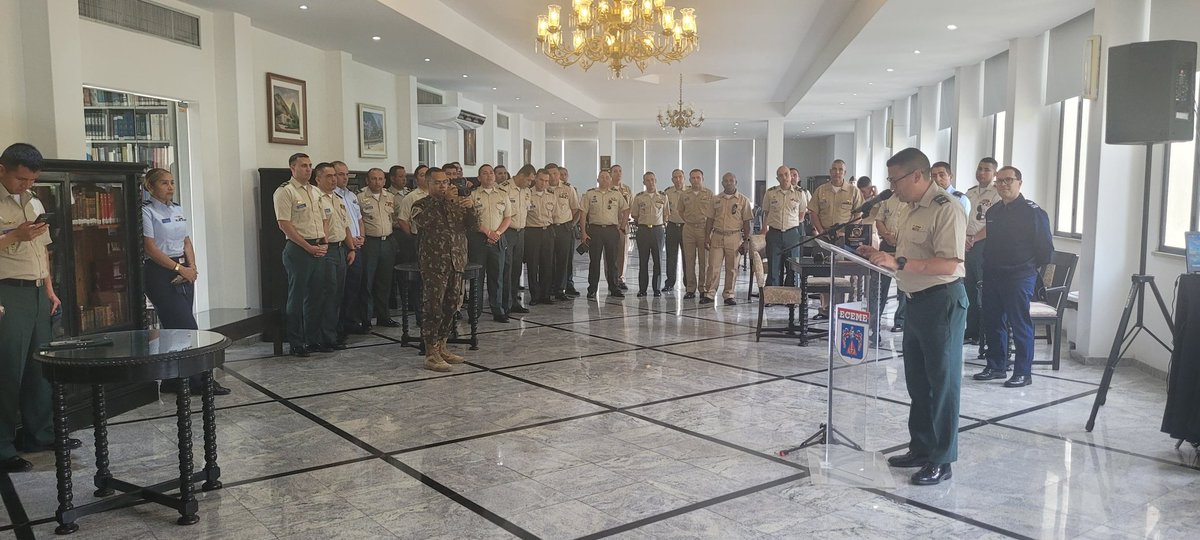 EsdegCol's tweet photo. Integrantes de la Escuela Superior de Guerra de la República de Colombia participaron en una visita académica a la Escuela de Comando y Estado Mayor del Ejército de Brasil, centro de formación estratégica del Ejército Brasileño, donde conocieron el modelo de educación militar superior implementado para la preparación de oficiales en programas de especialización, maestría y doctorado.

Durante la actividad, los directivos de la institución expusieron las capacidades académicas y de investigación desarrolladas en áreas como ciencias militares, estrategia, geopolítica, liderazgo, gestión de defensa y planificación operacional, destacando el enfoque interdisciplinario y el fortalecimiento permanente del pensamiento estratégico en los oficiales del Ejército brasileño.

Asimismo, se resaltó la proyección internacional de la institución mediante convenios de cooperación e intercambio académico con reconocidas universidades y centros de estudios estratégicos, entre ellos King’s College London y la Universidad Complutense de Madrid, lo cual permite fortalecer los procesos de investigación, intercambio de conocimiento y formación conjunta en temas relacionados con seguridad, defensa y relaciones internacionales.

Los oficiales colombianos destacaron que esta experiencia permitió conocer de manera más amplia los procesos de formación avanzada y cooperación internacional desarrollados por el Ejército Brasileño, fortaleciendo además los lazos académicos, estratégicos y de integración entre Colombia y Brasil.