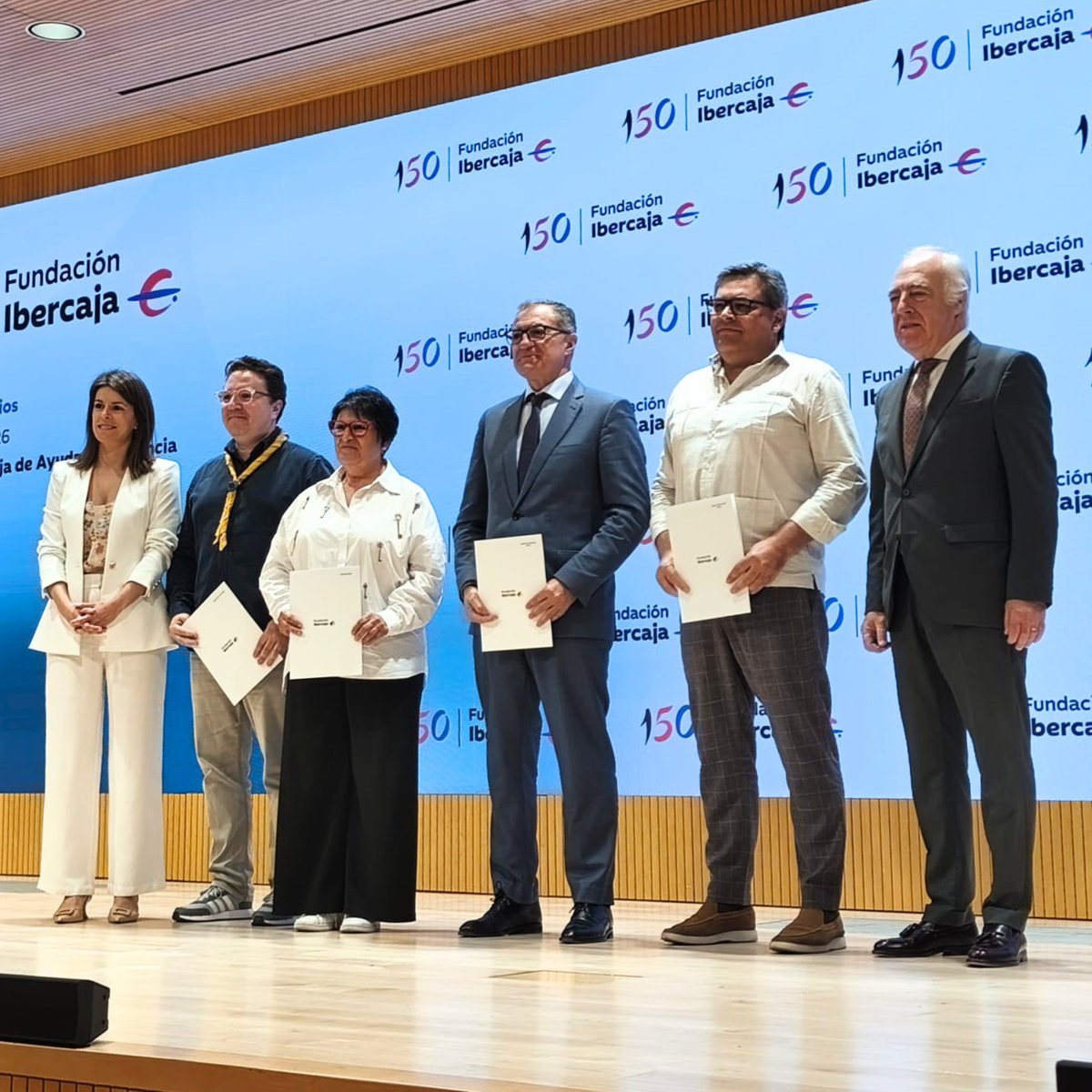 ASAENES's tweet photo. ✨Hoy damos un paso más por la salud mental de la infancia y la adolescencia.

📝En la mañana de hoy hemos firmado en #Zaragoza un nuevo convenio con @FundIbercaja dentro de su Convocatoria de Ayudas a la Infancia, que nos permitirá impulsar el proyecto “Convive: Prevención y acompañamiento en salud mental para menores convivientes”.

Con este proyecto👇

🔹Acompañamos a niños, niñas y adolescentes que conviven con un familiar con problemas de #SaludMental.
🔹Ofrecemos espacios seguros donde comprender lo que viven, expresar emociones y compartir experiencias.
🔹Fortalecemos su autoestima y autonomía.
🔹Trabajamos para prevenir el malestar emocional y rompemos estigmas.
🔹Fomentamos su participación en actividades de ocio y en la comunidad, favoreciendo redes de apoyo.

🤝Gracias a @FundIbercaja por confiar en nuestra labor y por su compromiso con la salud mental de los y las más jóvenes.