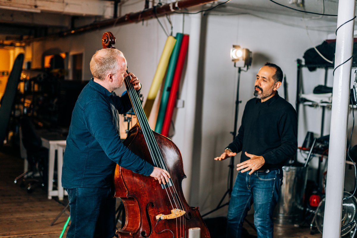 DiscoverDoubleB's tweet photo. It's always fun to check out the basses of the masters. �� The great Jorge Roeder has an awesome bass which he really makes sing!
https://t.co/iZiN45c4cf https://t.co/gCLzlBqYbQ