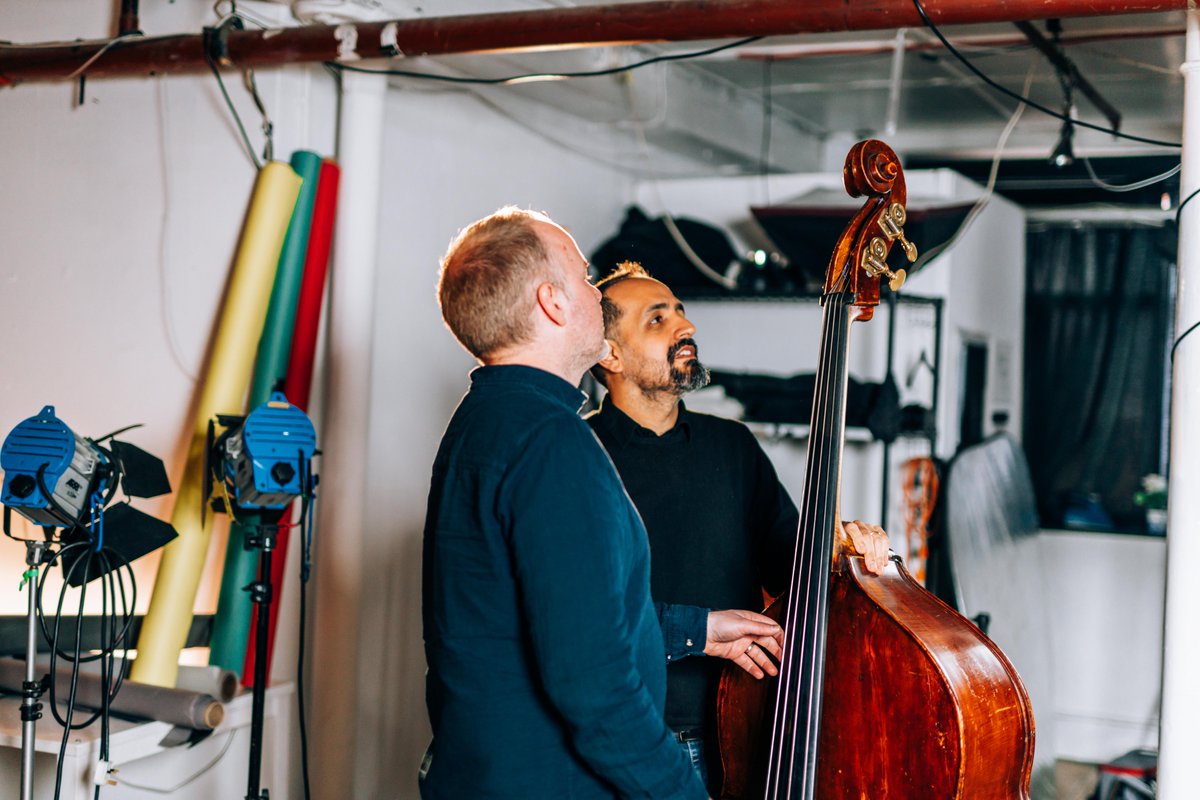 DiscoverDoubleB's tweet photo. It's always fun to check out the basses of the masters. �� The great Jorge Roeder has an awesome bass which he really makes sing!
https://t.co/iZiN45c4cf https://t.co/gCLzlBqYbQ