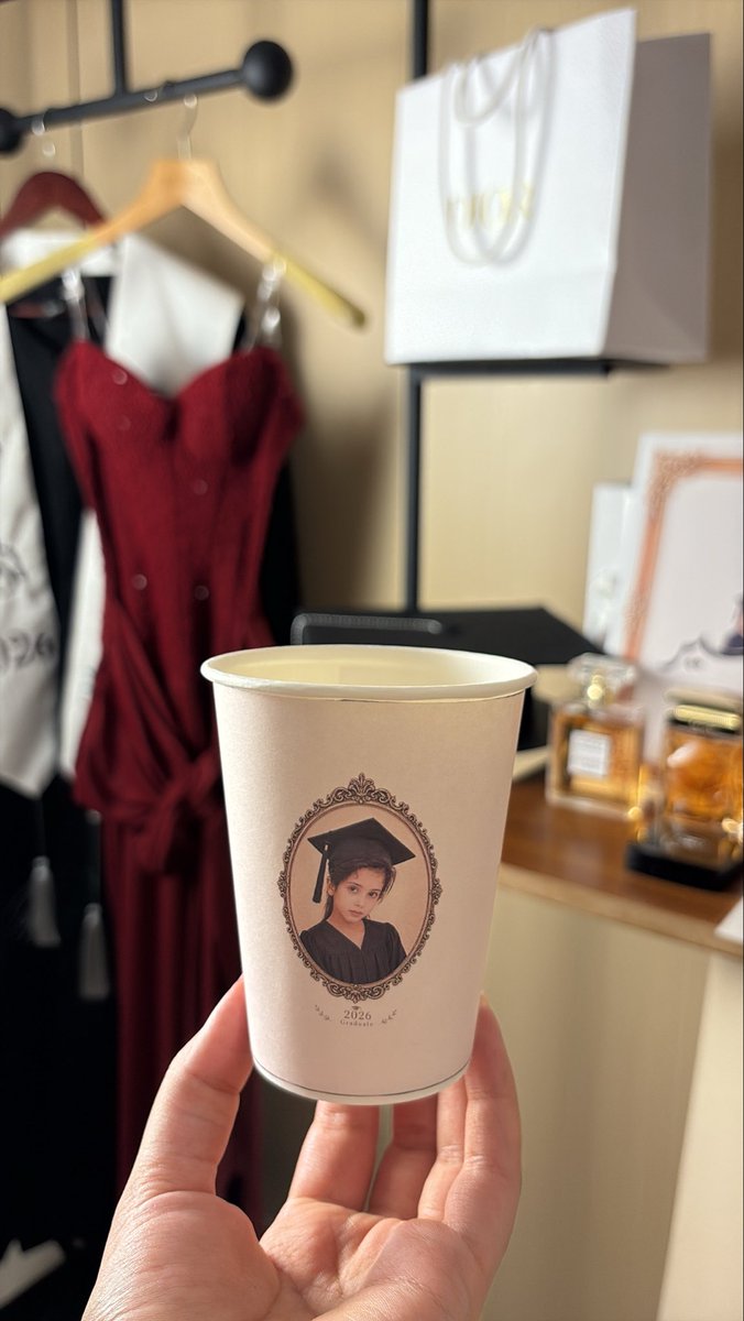__aberr6's tweet photo. 👩‍🎓🤍 https://t.co/2ABD4J9iNW