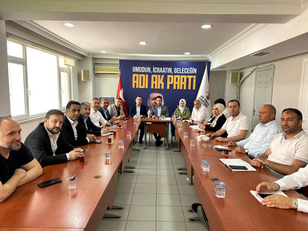 AkEsenyurt's tweet photo. İlçe Başkan Vekilimiz Sayın Hıdır Güneş başkanlığında, Sorumlu İl Koordinatörümüz Sayın Hüseyin Turan’ın katılımıyla haftalık olağan yönetim kurulu toplantımızı gerçekleştirdik. https://t.co/7XZSMAPiu9