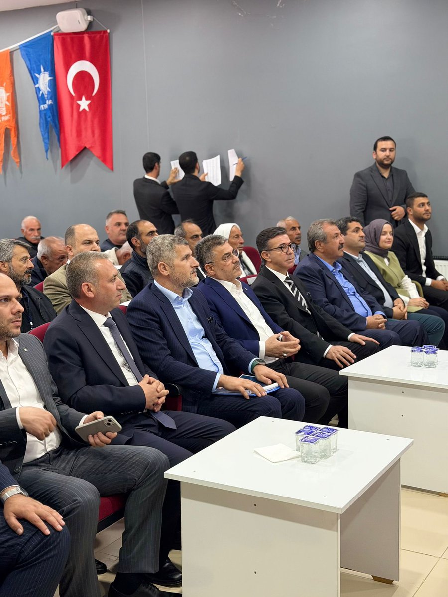 Cengizozeyran82's tweet photo. AK Parti Siverek İlçe Teşkilatı olarak; Adana Milletvekilimiz ve Genel Merkez Teşkilat Başkanlığı İl Koordinatörümüz Sayın Faruk Aytek, İl Teşkilat Başkanımız Sayın Sabri Konak, İl Genel Sekreterimiz Sayın Serhat Çetiner, İlçe Koordinatörümüz Sayın Salih Çoban, Belediye Başkanımız Sayın Ali Murat Bucak, Kadın Kolları Başkanımız Sayın Rahime Tüysüz Denizedalan, Gençlik Kolları Başkanımız Sayın Ramazan Acar ve kıymetli mahalle başkanlarımızın katılımlarıyla verimli bir teşkilat toplantısı gerçekleştirdik.

Toplantımızda teşkilat çalışmalarımızı değerlendirerek mahallelerimizde yürütülecek faaliyetler üzerine istişarelerde bulunduk. Birlik ve beraberlik içerisinde, güçlü teşkilat anlayışımızla milletimize hizmet yolunda kararlılıkla çalışmaya devam ediyoruz. 🇹🇷

  @RTErdogan @Akparti 
@mustafademir @tugbaisikercan 
@abuyukgumus  @avyusufibis  @farukaytek @milhamigunbegi @SbrKnk @Cetinermehmets @bucakalimurat82 @RahimeTuysuz @ramazanacar199  @slhcbn0950
@akpartiurfa  @akkadinsiverek @AKGENCLKSIVEREK
