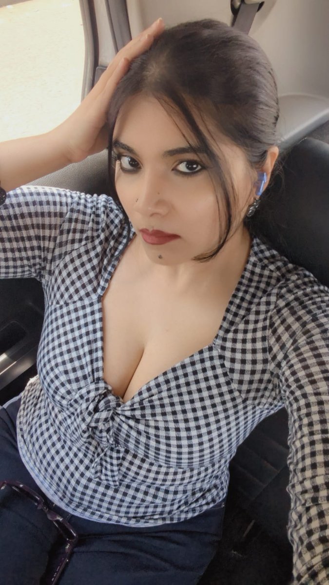 tishasaroyan's tweet photo. My overworked self finally got a break and allowed my bestie to convince me to visit Select Shítty Walk after ages! :P Happy to report it's still shítty walk and the sushi at PaPaYa still bangs! 🤌🏻🤌🏻🤌🏻 

Also took my new shoesies for a walk 🤗 https://t.co/6R4h5mQQcq