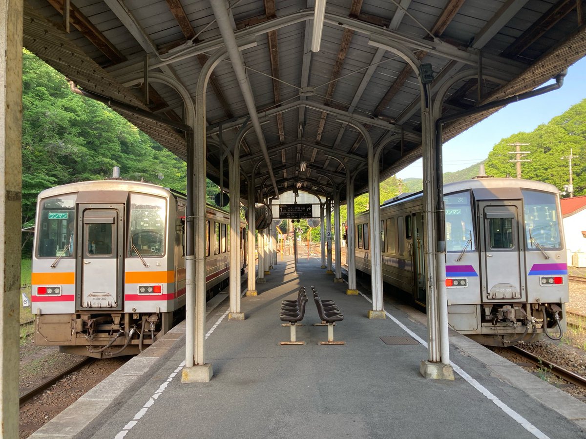 MilkYuno65535's tweet photo. ◀️新見駅にて快速備後落合行き🤗(朝5時でも周りはこんなに明るい)
▶️備後落合で三次行きに乗り換え、おとなりの比婆山駅へ

快晴続きだったからか新見も三次も最低気温一桁、最高気温30度overの予報であまりの寒暖差に戦線恐々でした。朝方はどこも寒かったです😱 https://t.co/0P6i5B1Ear