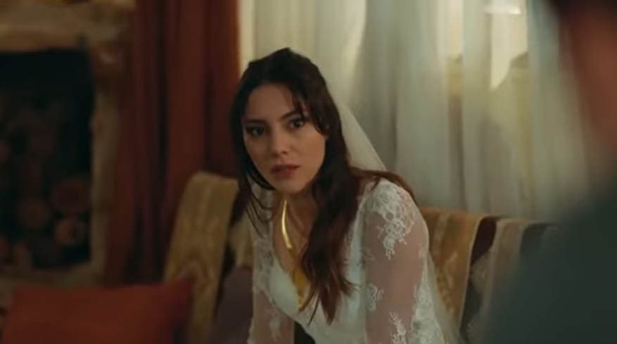 ZerrinAlbora's tweet photo. ¿Quieres qué me lo quite? Sabes muy bien que te pasará si me lo quito, ¿Qué crees que te harán entonces?. A mi jamás me lo perdonarían, Sedat y su padre no se apiadarán de ti

#EnTierraLejana #KayZer 💘 https://t.co/uwWcALVJxA