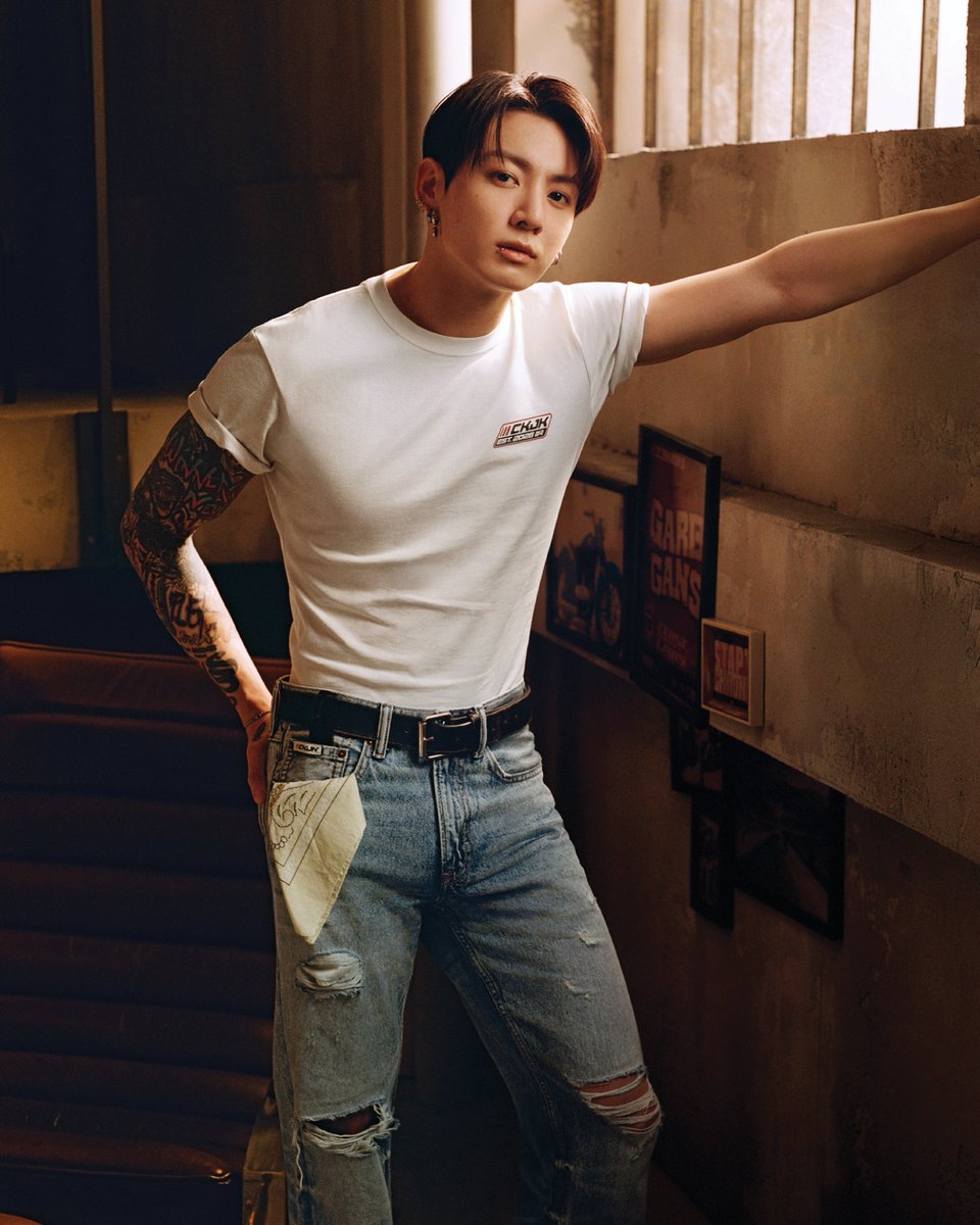 mintmag_th's tweet photo. ของมันต้องมี! #JUNGKOOK แบรนด์แอมบาสเดอร์ระดับป๊อปไอคอนของ Calvin Klein เผยคอลเล็กชั่นแคปซูลลิมิเต็ด “Jung Kook for Calvin Klein” ผลงงานคอลแลปด้านแฟชั่นครั้งแรกของเจ้าตัว ตอกย้ำความสัมพันธ์อันดีของแบรนด์และจองกุก โดดเด่นพิเศษด้วยโลโก้ดีไซน์พิเศษ ป้ายทอด้านใน งานปักซ่อน กราฟิกที่ได้รับแรงบันดาลใจจาก Jung Kook งานฟอกเดนิมแบบคัสตอม และแพ็กเกจจิ้งสุดเอ็กซ์คลูซีฟที่ออกแบบมาเฉพาะสำหรับคอลเลกชันนี้💚

#JUNGKOOKXCALVINKLEIN 
#JungkookForCalvinKlein 
#CalvinKlein
#MintNews