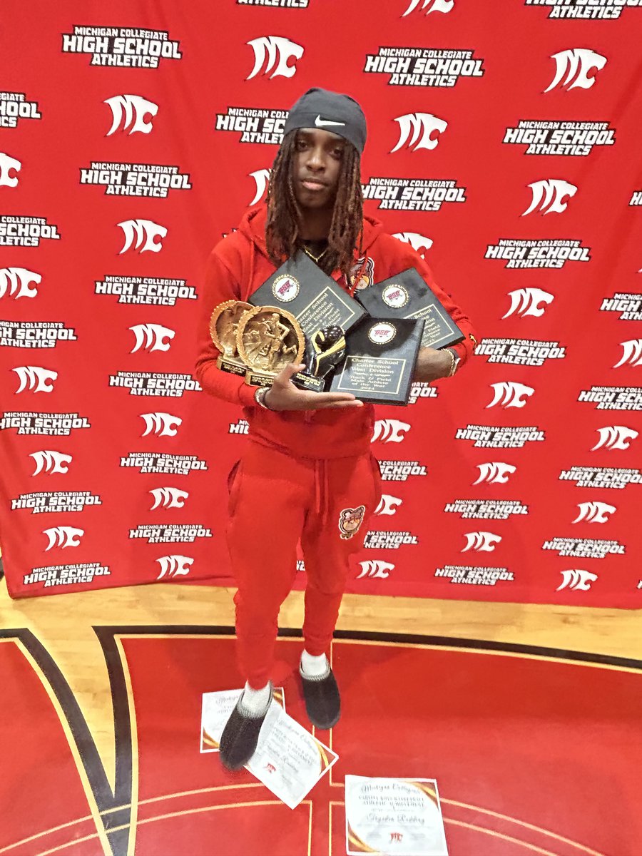 tredd415's tweet photo. Taye Redding Warren Michigan Collegiate award ceremony. https://t.co/Xw8nvuhGU6