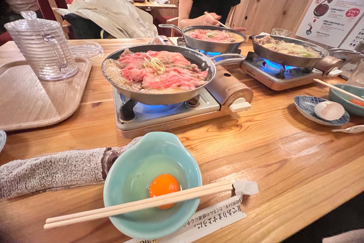 Minisrinzu's tweet photo. ストフェス後のアフターで3人ですき焼きうま〜って喋ってたのに途中で寝落ちする私（いつもの）
楽しく「うんうん😊」って聞いてたはずなのに気づいたら寝落ちしてるのほんまやめたい
ちゃんと楽しいし聞いてるんです…途中までは…… https://t.co/qqHsfp5wBL