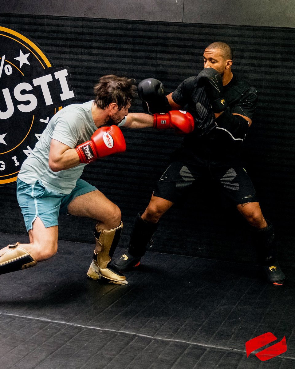 mmafactory_fr's tweet photo. Le Bon Gamin affûte ses armes de jour en jour. ⚔️
Aux côtés d’Artem Vakhitov, il prépare son retour contre Alex Pereira pour la ceinture intérimaire heavyweight.🏆
Le 14 juin ça va faire mal ! 💥
#MMAFactory https://t.co/zNVi8pCtRl