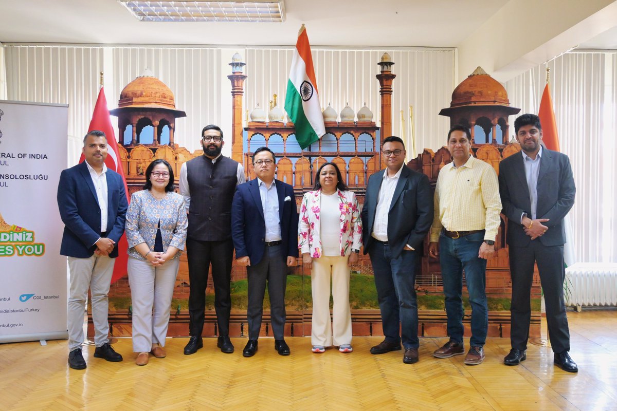 CGI_Istanbul's tweet photo. Friends of India Association (FOIA) yeni seçilen Yürütme Komitesi, Başkonsolosluğu'nda Başkonsolosu ziyaret etti. Başkonsolosluk, yeni görev sahiplerine içten tebriklerini ileterek Hint topluluğunu bir araya getirecek yaklaşan etkinlikler de dahil olmak üzere çeşitli tedbirleri ele aldı.

The newly elected Executive Committee of the Friends of India Association (FOIA) called on the Consul General at the Consulate. The Consulate extended warm congratulations to the new office bearers and discussed various measures, including forthcoming activities to bring together the Indian community.
@IndiaInTurkiye @MukteshPardeshi