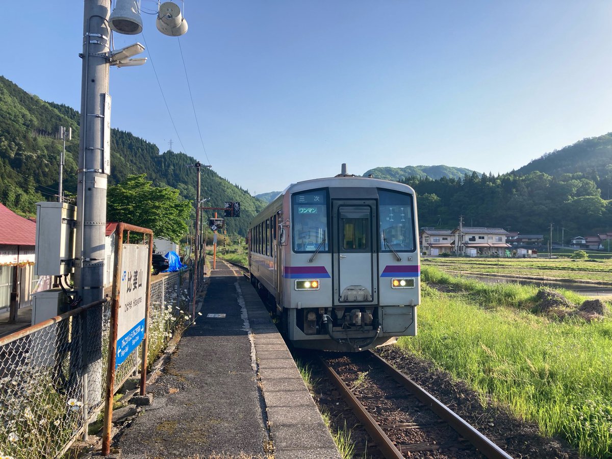 MilkYuno65535's tweet photo. 芸備線比婆山駅(広島県庄原市)
狭い谷にある備後落合からたった一駅ですが、こちらはまわりに田が広がりゆったりとしていて随分様子が違います(駅名は日本神話にもでてくる比婆山から取られているけど駅から10Km以上離れている)。

これから近くを流れる西城川沿いに2つ先の平子駅まで辿ります。 https://t.co/P5WMaIpHcX