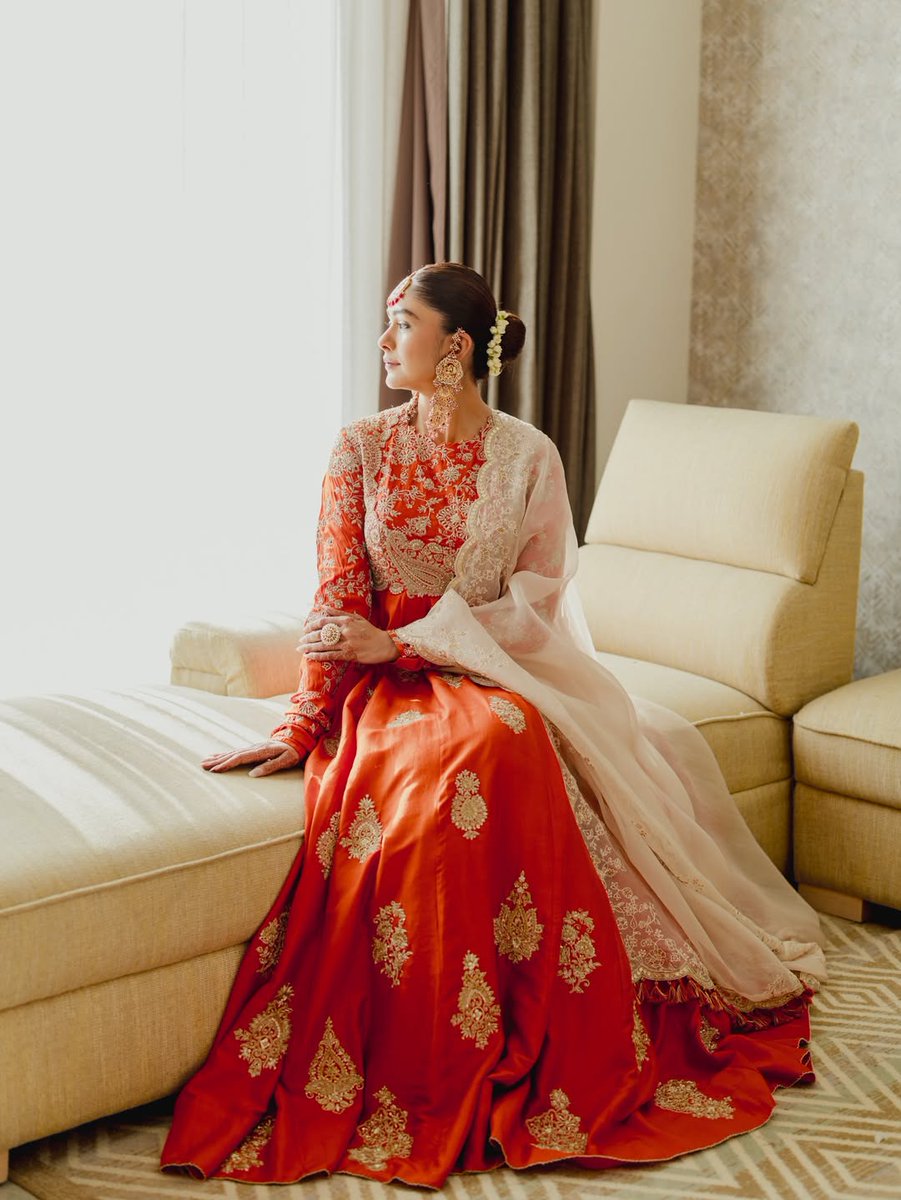 HydTimes's tweet photo. Mrunal Thakur pairs bold heritage jewellery with intricate embroidery for a look that balances drama and elegance perfectly
#MrunalThakur #HeritageJewellery #DesiGlam #CelebrityFashion #LuxuryStyle #FestiveLook #IndianFashion #StyleEdit https://t.co/MwGLZsjHVt
