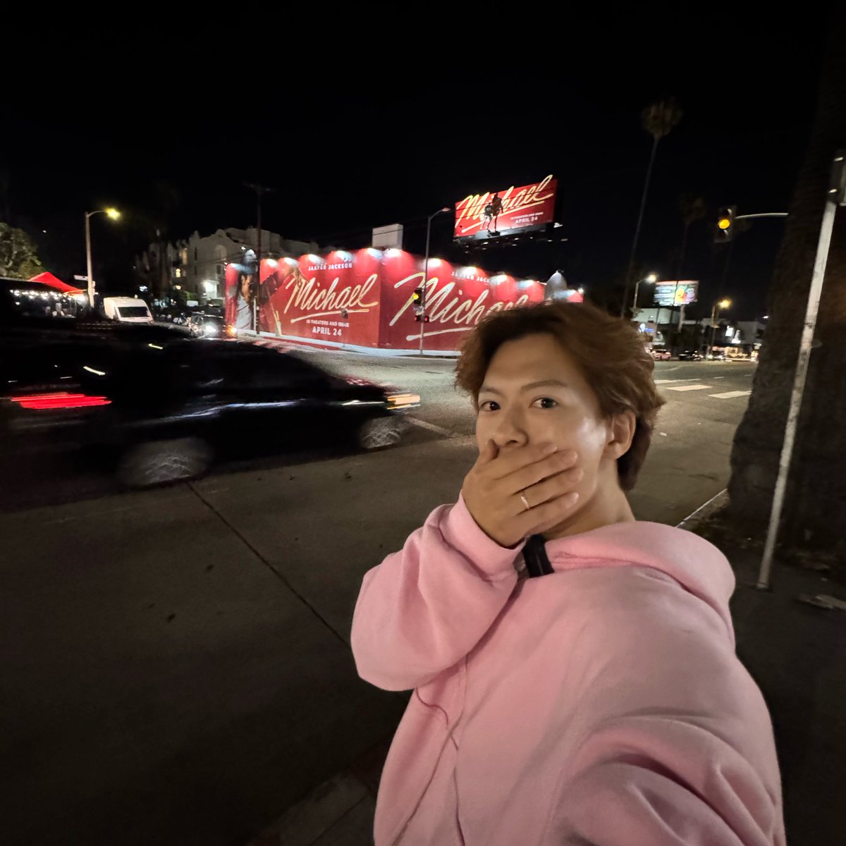 Drewkunofficial's tweet photo. LAでみたマイケルの広告がカッコ良すぎた
上にはマイケルが、、、
影の感じがもうショーをしているマイケルにしか見えなくて感動した
マイケルの映画マジで待ちきれない、

#Michael https://t.co/BMh8kdDha9
