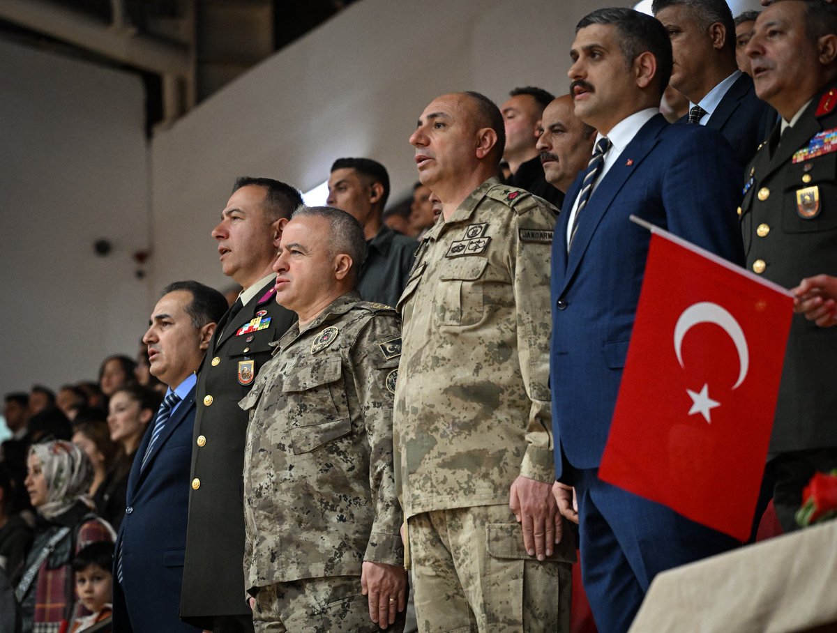 EmniyetHakkari's tweet photo. İl Emniyet Müdürümüz Sayın Attila AYATA, il protokolü ile birlikte, ilimiz Kapalı Spor Salonu’nda düzenlenen 19 Mayıs Atatürk’ü Anma, Gençlik ve Spor Bayramı kutlama programına katılmıştır.

Bayram coşkusunun hakim olduğu programda, gençlerimizin sergilediği sportif ve kültürel gösteriler büyük beğeni toplamış; birlik, beraberlik ve milli ruhun en güzel şekilde hissedildiği anlamlı anlar yaşanmıştır.

Bu anlamlı gün vesilesiyle, başta Gazi Mustafa Kemal Atatürk olmak üzere, Millî Mücadele’nin tüm kahramanlarını rahmet, minnet ve saygıyla anıyor; milletimizin ve gençlerimizin 19 Mayıs Atatürk’ü Anma, Gençlik ve Spor Bayramı’nı en içten dileklerimizle kutluyoruz. 🇹🇷