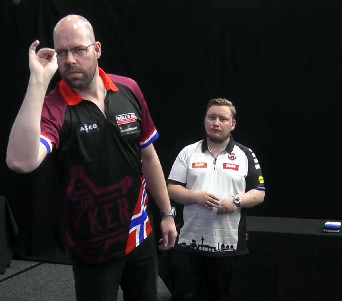 Live Darts tweet media