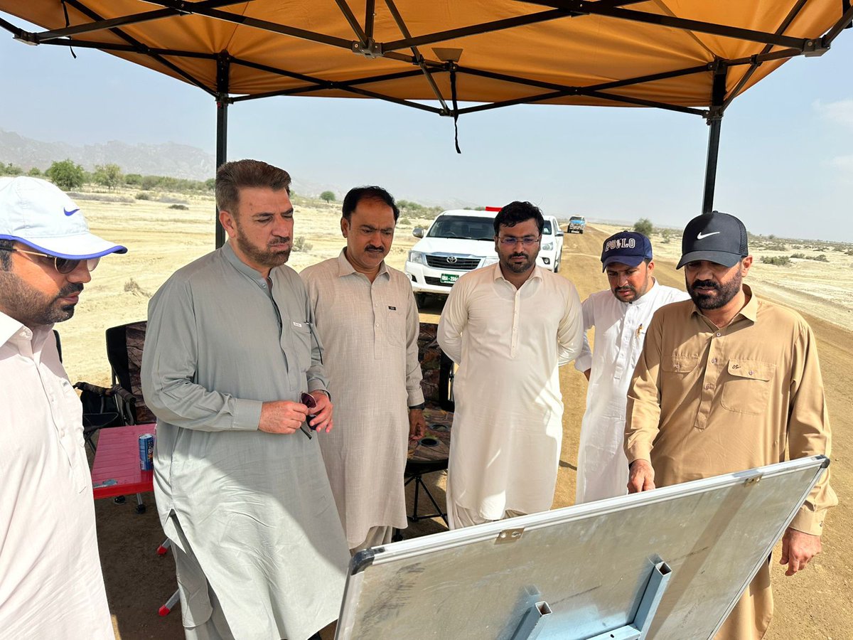 Road_Department's tweet photo. لسبیلہ، 19 مئی:
چیف انجینئر قلات خضدار زون عزیز اللہ خان کاسی نے ضلع لسبیلہ میں جاری اہم ترقیاتی منصوبوں پر پیش رفت کا جائزہ لیااس موقع پر سپرنٹنڈنگ انجینئر لسبیلہ فخرالدین جمالی ایگزیکٹیو انجینئر روڈز ارشد زہری ایگزیکٹیو انجینئر بلڈنگ خلیل احمد عیسیٰ زئی سمیت دیگر متعلقہ حکام بھی موجود تھے دورے کے دوران چیف انجینئر نے سی ایچ ڈبلیو تا پیر بمبور روڈ اور ہنگلاج ماتا ڈیولپمنٹ پروجیکٹ سمیت مختلف ترقیاتی منصوبوں کی پیش رفت کا معائنہ کیاایگزیکٹیو انجینئر روڈز ارشد زہری نے سی ایچ ڈبلیو تا پیر بمبور روڈ منصوبے کے حوالے سے بریفنگ دیتے ہوئے بتایا کہ منصوبے پر کام تیزی سے جاری ہے اور یہ جلد تکمیل کے آخری مراحل میں داخل ہو جائے گااسی طرح ایگزیکٹیو انجینئر بلڈنگ خلیل احمد عیسیٰ زئی نے ہنگلاج ماتا ڈیولپمنٹ پروجیکٹ کے بارے میں آگاہ کرتے ہوئے بتایا کہ منصوبے پر عملی کام کا آغاز ہو چکا ہے اور مقررہ وقت کے اندر اس کی تکمیل اولین ترجیح ہےاس موقع پر چیف انجینئر عزیز اللہ خان کاسی نے کہا کہ دونوں منصوبے انتہائی اہمیت کے حامل ہیں خصوصاً ہنگلاج ماتا مندر دنیا بھر کی ہندو برادری کے لیے ایک اہم مذہبی مقام کی حیثیت رکھتا ہے جہاں ہر سال لاکھوں یاتری اپنی مذہبی رسومات کی ادائیگی کے لیے آتے ہیں انہوں نے کہا کہ ہنگلاج ماتا ڈیولپمنٹ پروجیکٹ کی تکمیل سے نہ صرف زائرین کو بہتر سہولیات میسر آئیں گی بلکہ علاقے میں مذہبی سیاحت کو بھی مزید فروغ حاصل ہوگاجس سے مقامی معیشت پر مثبت اثرات مرتب ہوں گے۔