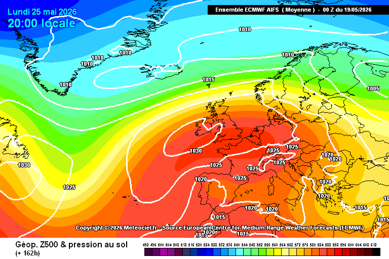 MetRyan96's tweet photo. Forecast for next 10-14 days 

Through Wed/Thurs, high pressure builds in

Warm or HOT and dry conditions, just in time for the bank holiday. Just further NW will be cooler with some dampness 

Extent of high pressure will peak 24-28th with much of the country dry

#LakeDistrict https://t.co/9mNWaM2MFz
