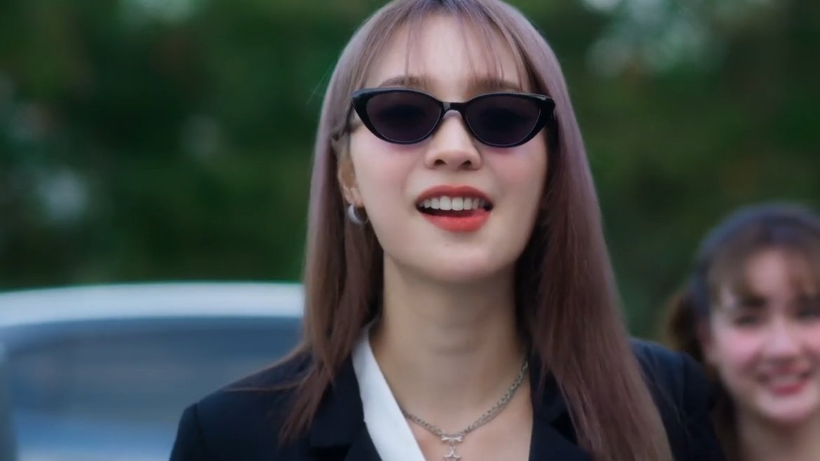 hifrom_flo's tweet photo. I refuse to believe they are the same person because HOW?!?! Jan was so babygirl utututu tiny miny litol pookie in muteluv and Jingjing looked all hot, while in EWB it's Jingjing who looked so babygirl utututu tiny miny litol pookie. The tables turned so hard https://t.co/isanfUcjGq