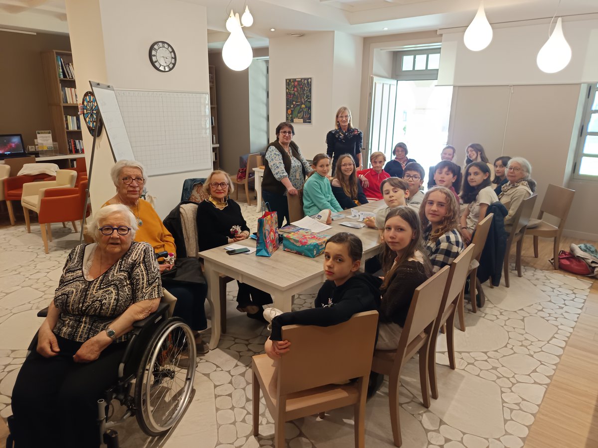 PrixChronos's tweet photo. 📚✨Des élèves nantais et les résidentes des Jardins d'Arcadie ont lu la sélection du #PrixChronos ensemble, échangé par courrier… puis se sont rencontrés le 3 avril pour parler livres et partager leurs parcours de vie. 

#PrixChronos #Intergénérationnel #Lecture https://t.co/1DxQUvKezp