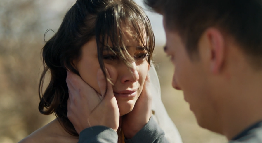 ZerrinAlbora's tweet photo. Me duele... me he torcido el tobillo.

¿Kaya, qué vamos a hacer?

#EnTierraLejana #KayZer 💘 https://t.co/CxhBmPH0yR