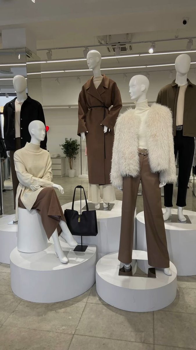 PorterLaur25219's tweet photo. Boutique hopping like it’s my cardio https://t.co/Yf1MNxuot6