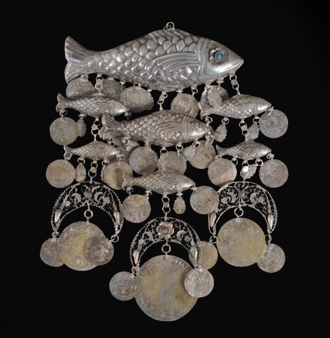 Ra_w1an00's tweet photo. 1- EGYPTIAN GILDED FISH FERTILITY PENDANT (SAMAKA), ABU EL-NUMRUS, EGYPT, EARLY 20TH CENTURY.

2- EGYPTIAN SILVER FISH FERTILITY PENDANT (SAMAKA), ABU EL-NUMRUS, EGYPT, CIRCA 1913. https://t.co/OOud43m0Q2