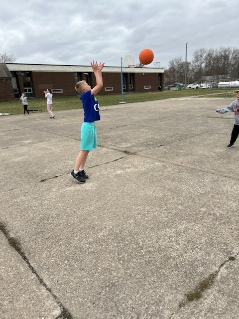 WhiteshellSD's tweet photo. FW Gilbert School had some fun outdoor activities and wind stick making last week! https://t.co/8E6RVW9snb