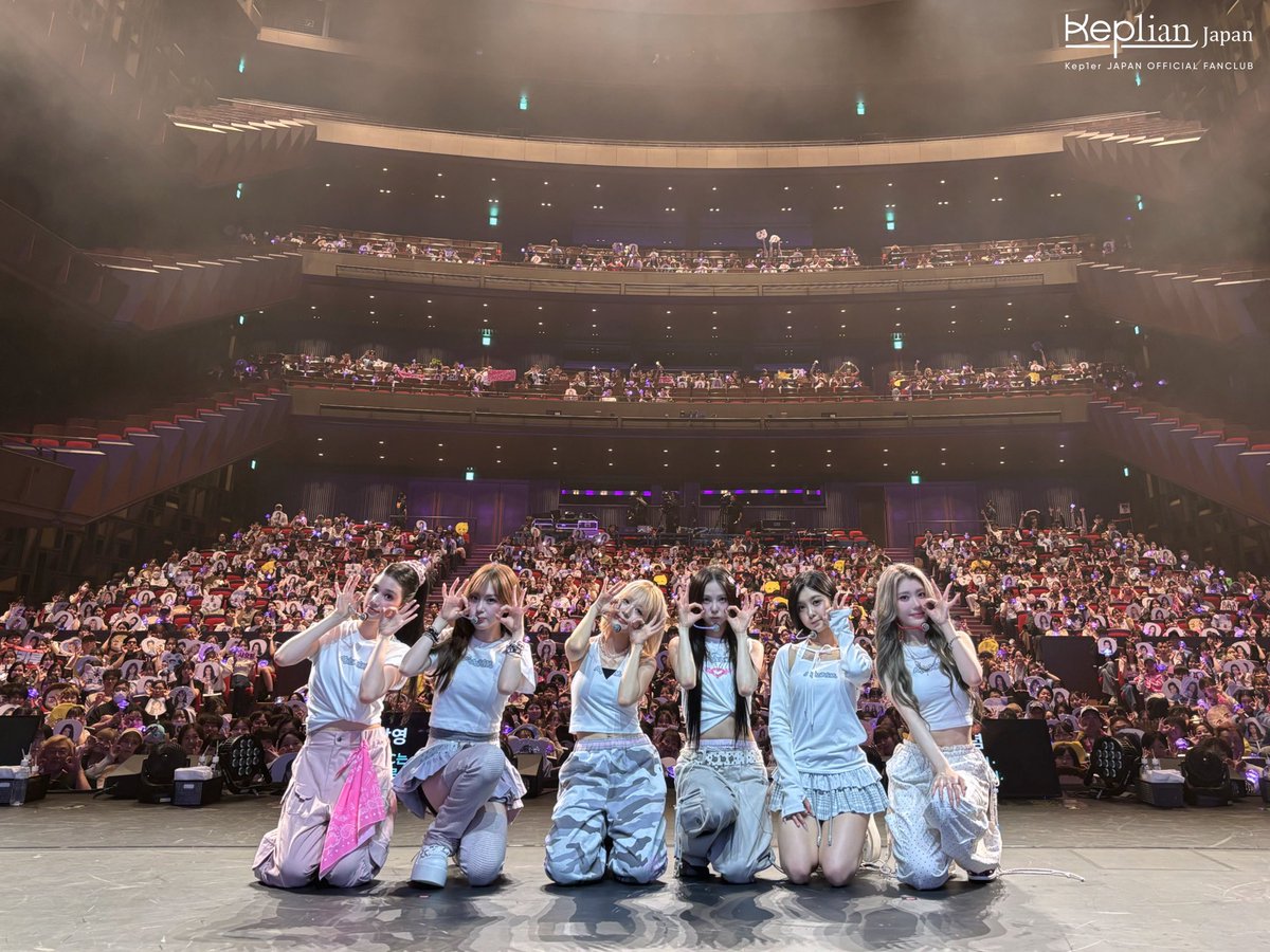 chaeeehisa's tweet photo. 受験だったので1年以上ぶりにKep1erちゃんたちにあいました🥲当選してた公演が中止になってしまったので、一般からの申し込みで参戦でした！1番後ろの席だったので後ろの人を気にすることなくうちわをあげてペンライトもあげれちゃいました笑笑はじまった瞬間涙が止まらなくてやっぱりKep1erだなと🥲💓 https://t.co/tU3T4auZ4O
