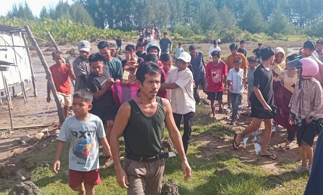 tvrisumbar's tweet photo. Perahu Nelayan Terbalik Dihantam Ombak di Muara Ampiang Parak Pessel, 10 Selamat dan 1 Meninggal Dunia

https://t.co/4762gojQBw https://t.co/Q5X0MPtW8D
