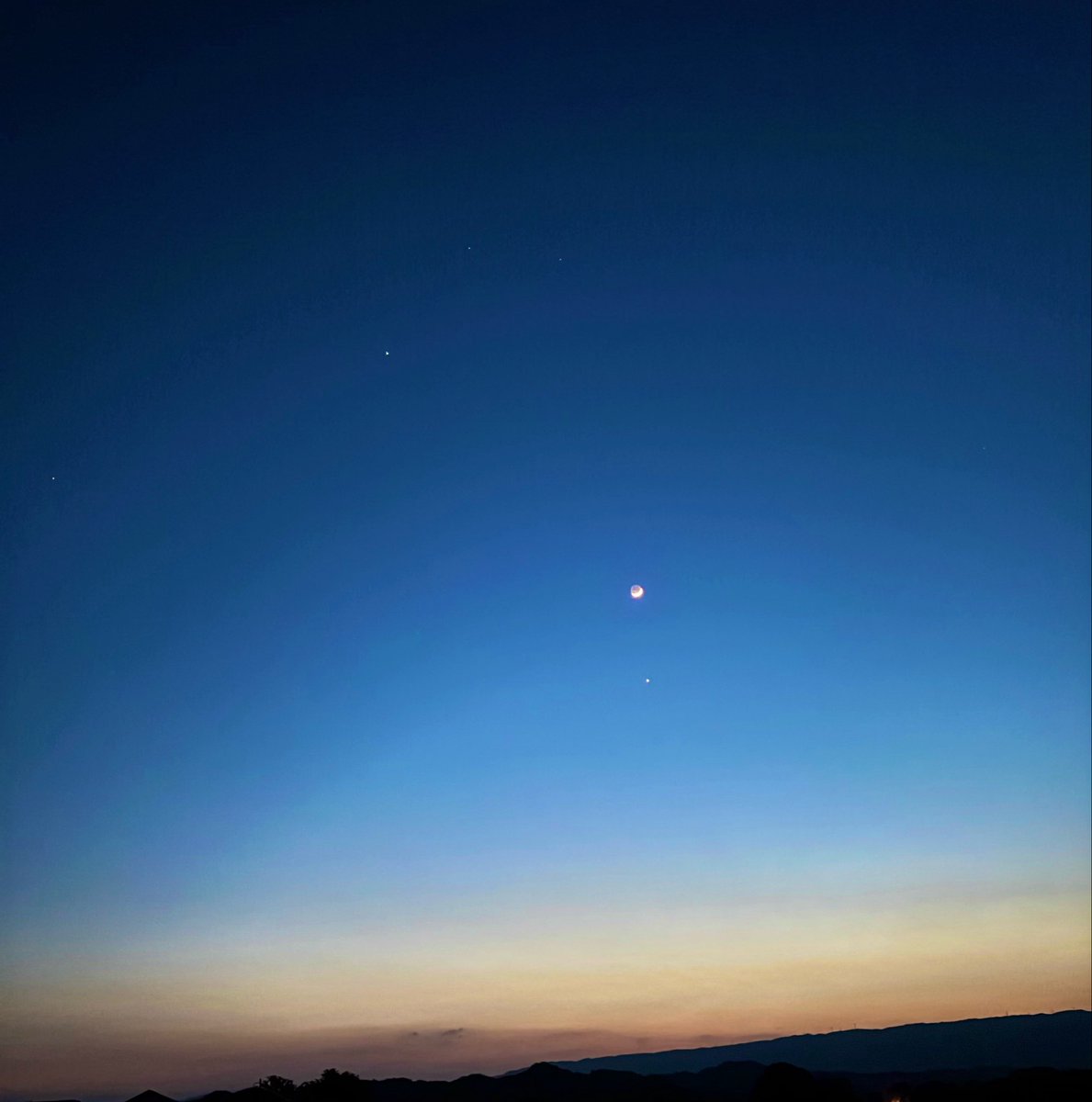 piccoloman3's tweet photo. 2026年5月19日 19:30 
iPhone撮影
木星
  🌙月
　　金星
地球照も肉眼で見れました^ ^ https://t.co/a3N3Od8kcE