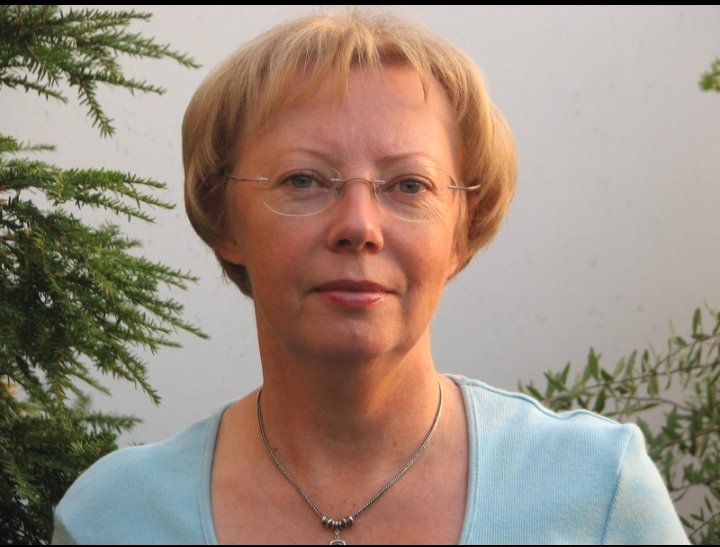 DCB001_'s tweet photo. 🔸She didn’t just survive a plane crash🔸

She fell from the sky… and walked out of the Amazon alive👀🤔 

Juliane Koepcke was 17 when LANSA Flight 508 broke apart mid-air over Peru.

Strapped to her seat, she fell into the jungle.

Most passengers didn’t survive😭 

She woke up alone.

Injured. Disoriented. Surrounded by endless rainforest.

For 11 days, she walked through the Amazon with no help, no map, and no certainty she was even heading the right way.

Her only guide: a simple truth her father once taught her follow water, it leads to people.

She drank from rivers. Slept on the forest floor. Kept moving when most would freeze.

On day 11, she found a logging camp.

And walked into rescue.

The lesson isn’t just survival.

It’s clarity under chaos and knowing that even in the worst situations, one right decision can still change everything🧏