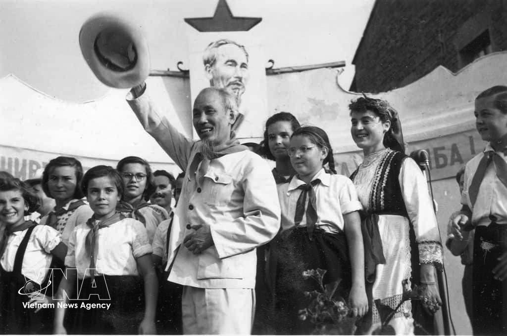InterTupamaroVE's tweet photo. 🇻🇳 ¡Viva el Camarada Ho Chi Minh! ✊

A 136 años de su natalicio, recordamos al líder que demostró que el pueblo organizado puede vencer a los imperios más poderosos.

Su legado invicto de dignidad, resistencia y antiimperialismo.

¡Vivan los pueblos que luchan por su soberanía! https://t.co/dhYDEdStEv