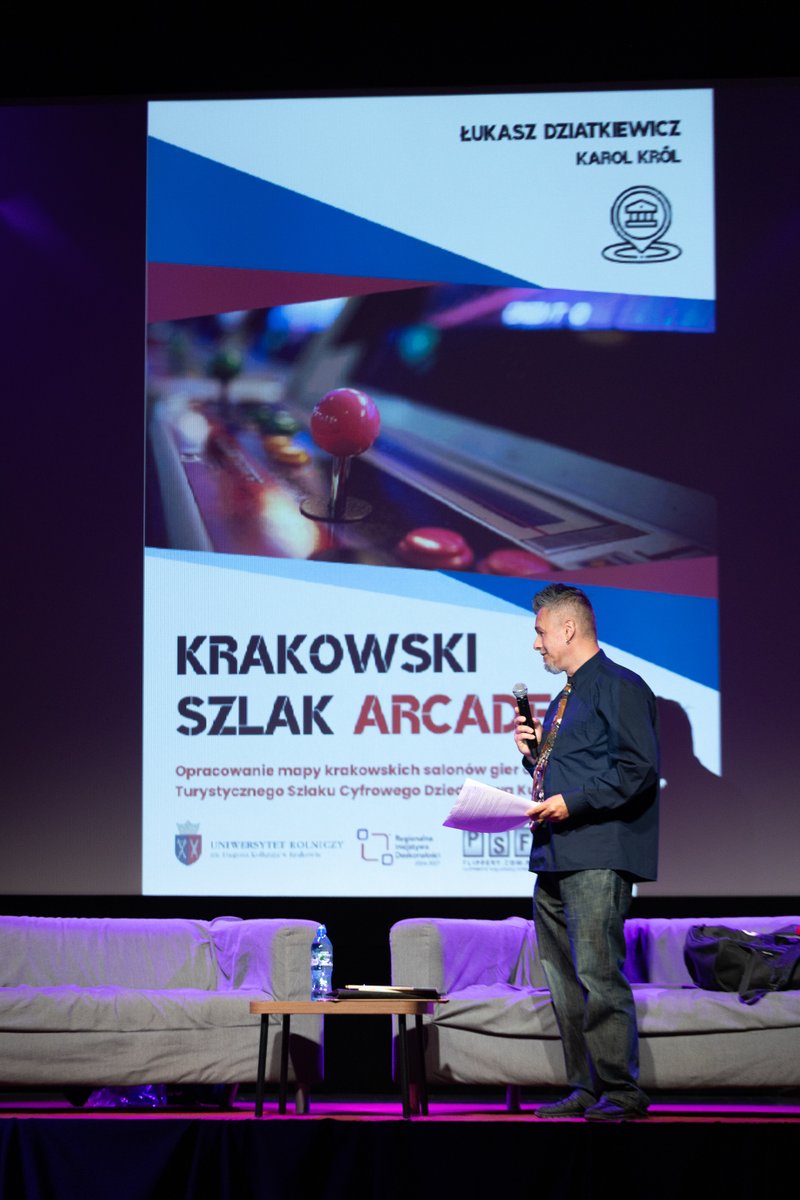 KarolKrolURK's tweet photo. Dzięki uprzejmości organizatorów RePlay Fest 2026 możemy wrócić do wykładu: Dawne polskie salony gier #arcade Ł.Dziatkiewicz, @KarolKrolURK #retrogaming #retrocomputing #LaboCDeK. Krakowski Szlak Arcade 🕹️ https://t.co/O7WRy5a9by https://t.co/FUir4k8rQj
